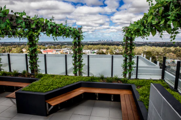 Taman atap dengan tanaman gantung dan vertikal